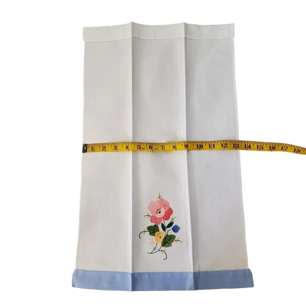 Vintage Hand Embroidered Floral Applique Linen Hand Towels 2 W/ Blue‎ Border